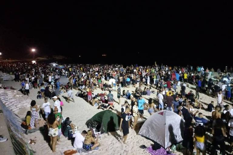 Alta de internações por Covid acende alerta médico para festas de fim de ano